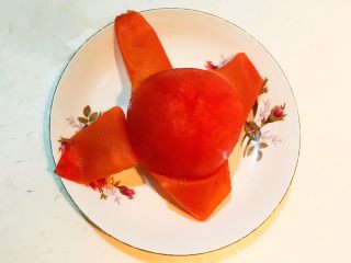 7、山药猪骨汤,番茄顶部切个十字，用开水烫2分钟，然后剥皮