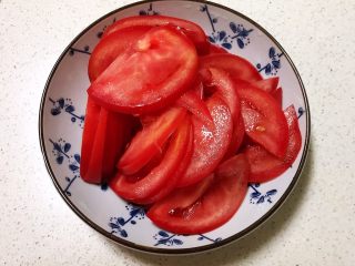 8、山药猪骨汤,把剥皮后的番茄切成片