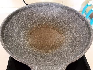 9、山药猪骨汤,炒锅加入1勺玉米油