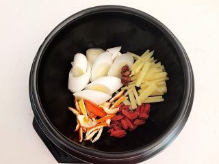 13、山药猪骨汤,加入陈皮，八角和枸杞