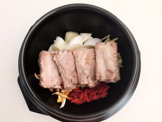 14、山药猪骨汤,加入焯好的排骨