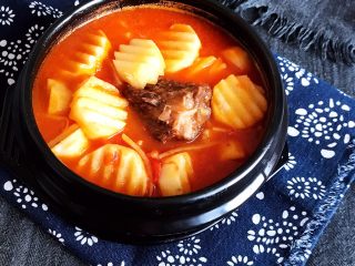 22、山药猪骨汤,山药猪骨汤汤汁浓郁，山药软糯，猪骨鲜香，这是一道非常独特的浓汁养生菜品，补气养血，营养丰富，色彩艳丽，好吃又好看~