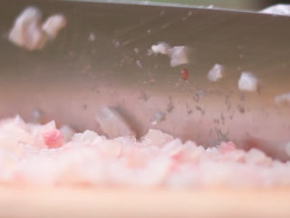 2、蔬菜鱼饼,鱼肉切末备用。