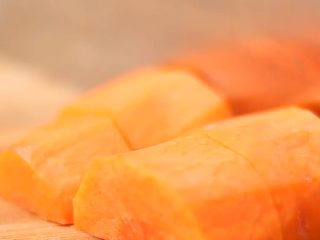 3、蔬菜鱼饼,胡萝卜、芹菜、青椒切块。