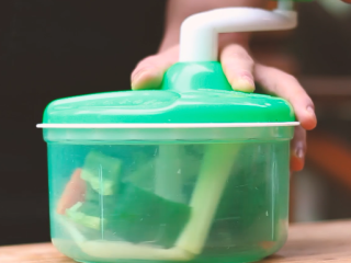 4、蔬菜鱼饼,蔬菜打细。