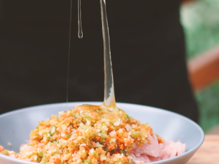 6、蔬菜鱼饼,鱼肉与蔬菜混合，打入一个鸡蛋。