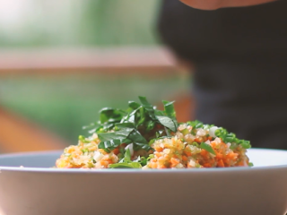 7、蔬菜鱼饼,加入葱末、切碎的罗勒叶、胡椒粉、柠檬汁、盐，搅拌均匀。