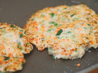 11、蔬菜鱼饼,翻面~