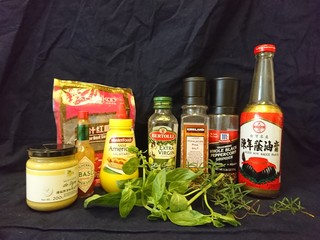 5、迷迭香烤雞腿,這些就是醃料！很多是嗎？哈哈！