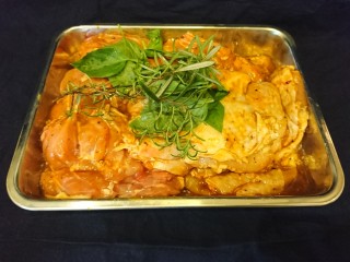 7、迷迭香烤雞腿,把雞肉層層疊疊的抹上醃醬，迷迭香跟羅勒也一起撕碎揉進去。