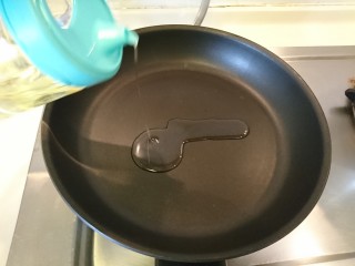 11、迷迭香烤雞腿,大火加熱平底鍋，放入橄欖油（不在材料裡）。在此同时，請開烤箱預熱200度，烤盤放好鋁箔紙準備！