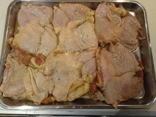 10、迷迭香烤雞腿,皮朝上的放回盤裡，再放回冰箱冷藏一晚。