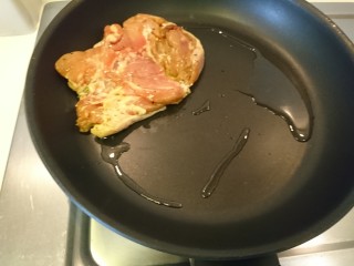 12、迷迭香烤雞腿,雞腿肉皮朝下放進鍋裡