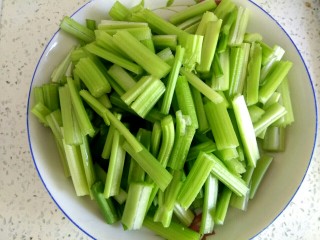 1、西芹肉沫烧粉丝,西芹切小段，粗的地方从当中破开