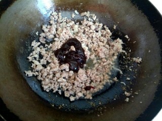 6、西芹肉沫烧粉丝,加入一勺甜面酱