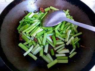 9、西芹肉沫烧粉丝,放入芹菜