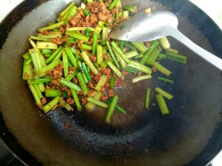 10、西芹肉沫烧粉丝,翻炒至芹菜断生