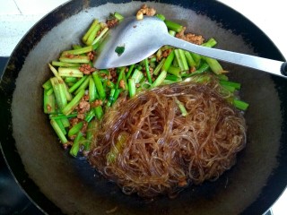 12、西芹肉沫烧粉丝,把粉丝翻炒上色