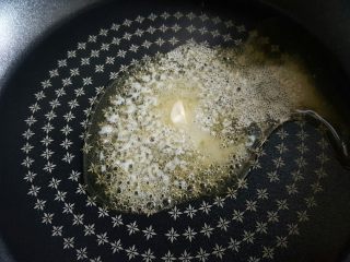 4、花式绿豆糕,开小火将其融化。一定要小火开大火焦掉后不要来找我哦