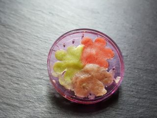 9、花式绿豆糕,取一个月饼模具的花片，涂少量熟油防粘，用不同颜色进行凹部的填充（阳晨立体月饼模具）。