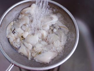 2、牡蛎韭菜粉嫩饺子,牡蛎肉用自来水反复冲洗干净，沥干水分。