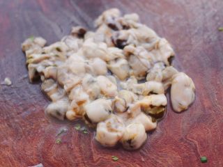 5、牡蛎韭菜粉嫩饺子,把牡蛎肉用刀切成块，不要切的太碎哟。