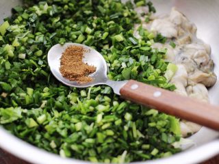 8、牡蛎韭菜粉嫩饺子,再放入花椒粉。