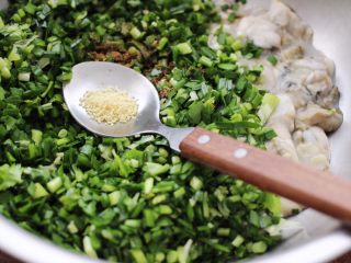 9、牡蛎韭菜粉嫩饺子,加入鸡精增加口感。