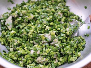 11、牡蛎韭菜粉嫩饺子,把所有食材，混合搅拌均匀即可。