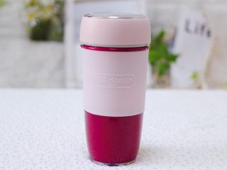 12、牡蛎韭菜粉嫩饺子,火龙果去皮切块后，用果汁杯榨汁后过滤。