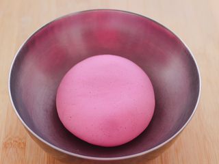 14、牡蛎韭菜粉嫩饺子,和好的面团静置半个小时。