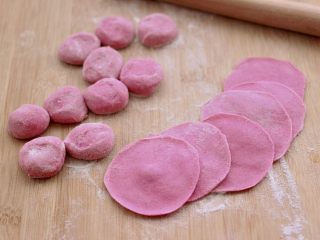 15、牡蛎韭菜粉嫩饺子,静置好的揉匀后，搓成长条，用手揪成大小一致的剂子，摁扁用擀面杖擀成圆形薄面皮。