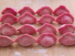 18、牡蛎韭菜粉嫩饺子,依次包好所有的饺子。