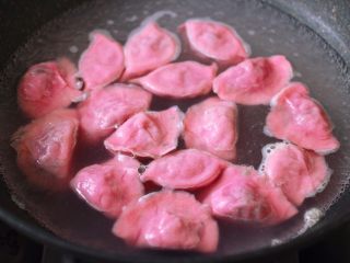 19、牡蛎韭菜粉嫩饺子,锅中倒入适量的清水烧开后，放入包好的饺子，大火煮沸转点入少许清水，反复操作3次，看见所有的饺子都漂浮在水面上即可关火。