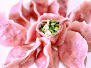 20、牡蛎韭菜粉嫩饺子,鲜掉眉毛木有人管，好吃到飞起来，而且颜值爆棚有木有，红绿相间霎那间变得美不胜收。