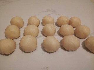 3、#甜味#凤梨蛋黄酥,把油皮均匀分成15份，按照从上到下来放，等会包的时候可以从最前面一个包