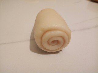 12、#甜味#凤梨蛋黄酥,醒好的接着擀，再卷