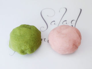 3、彩色豆沙冰皮月饼,各加入50克沸水揉成面团