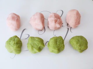 4、彩色豆沙冰皮月饼,分成25克为一个的小面团