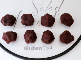 5、彩色豆沙冰皮月饼,豆沙馅也分成25克为一个