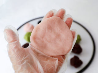 6、彩色豆沙冰皮月饼,取一份饼皮按扁