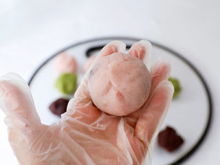 8、彩色豆沙冰皮月饼,收好口，揉圆
