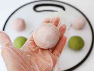 9、彩色豆沙冰皮月饼,撒上熟粉