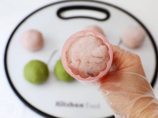 10、彩色豆沙冰皮月饼,放入月饼模具