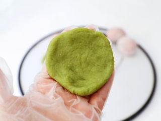 13、彩色豆沙冰皮月饼,抹茶面团也是按成饼状