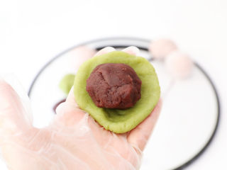 14、彩色豆沙冰皮月饼,放入豆沙馅