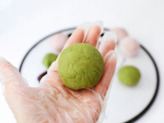 15、彩色豆沙冰皮月饼,收口揉圆放入模具印出花型即可