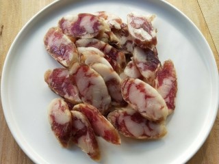 2、豉香腊肠炒蒜苗,切斜刀薄片。