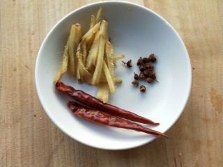 4、豉香腊肠炒蒜苗,准备干辣椒，红椒粒，姜丝。