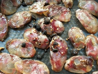 7、豉香腊肠炒蒜苗,放芝麻豆豉继续小火慢慢煸香。